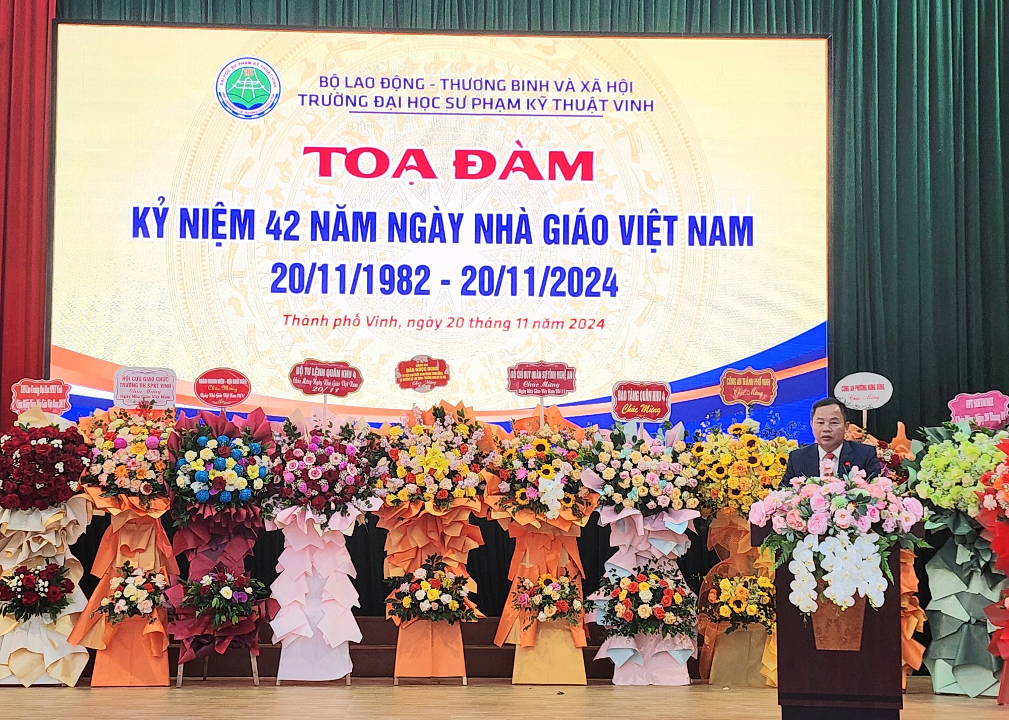 Đầm ấm toạ đàm kỷ niệm 42 năm ngày Nhà giáo Việt Nam 20.11