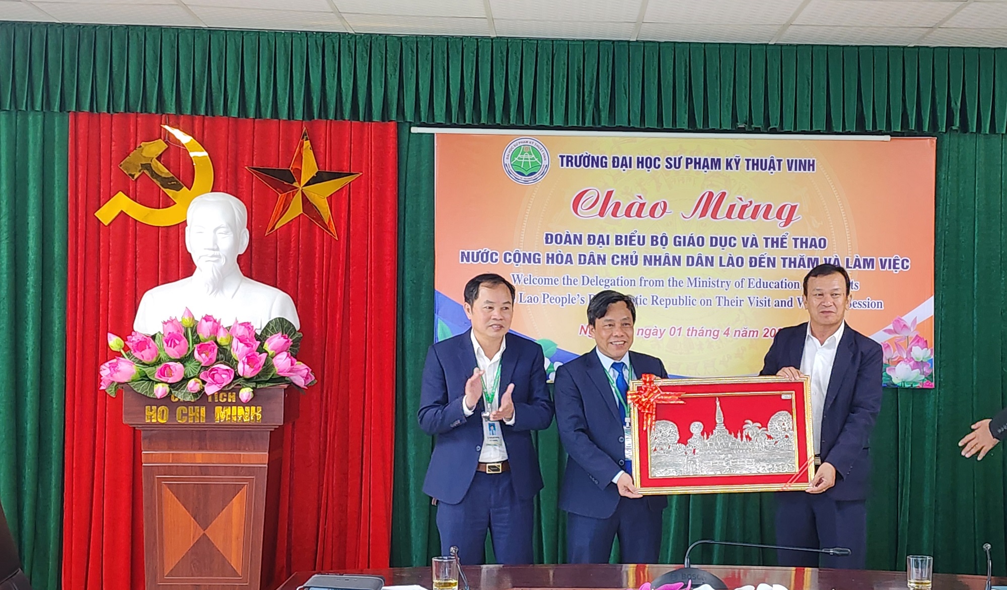 Đoàn đại biểu Bộ Giáo Bộ Giáo dục và Thể thao nước Cộng hòa Dân chủ Nhân dân Lào thăm và làm việc với Trường Đại học Sư phạm Kỹ thuật Vinh